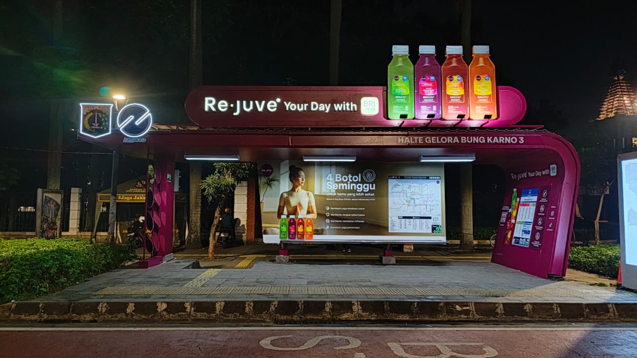 Creative Space Branding Halte GBK 3 Jakarta by Warna Warni Media di kawasan Sudirman untuk media OOH advertising premium