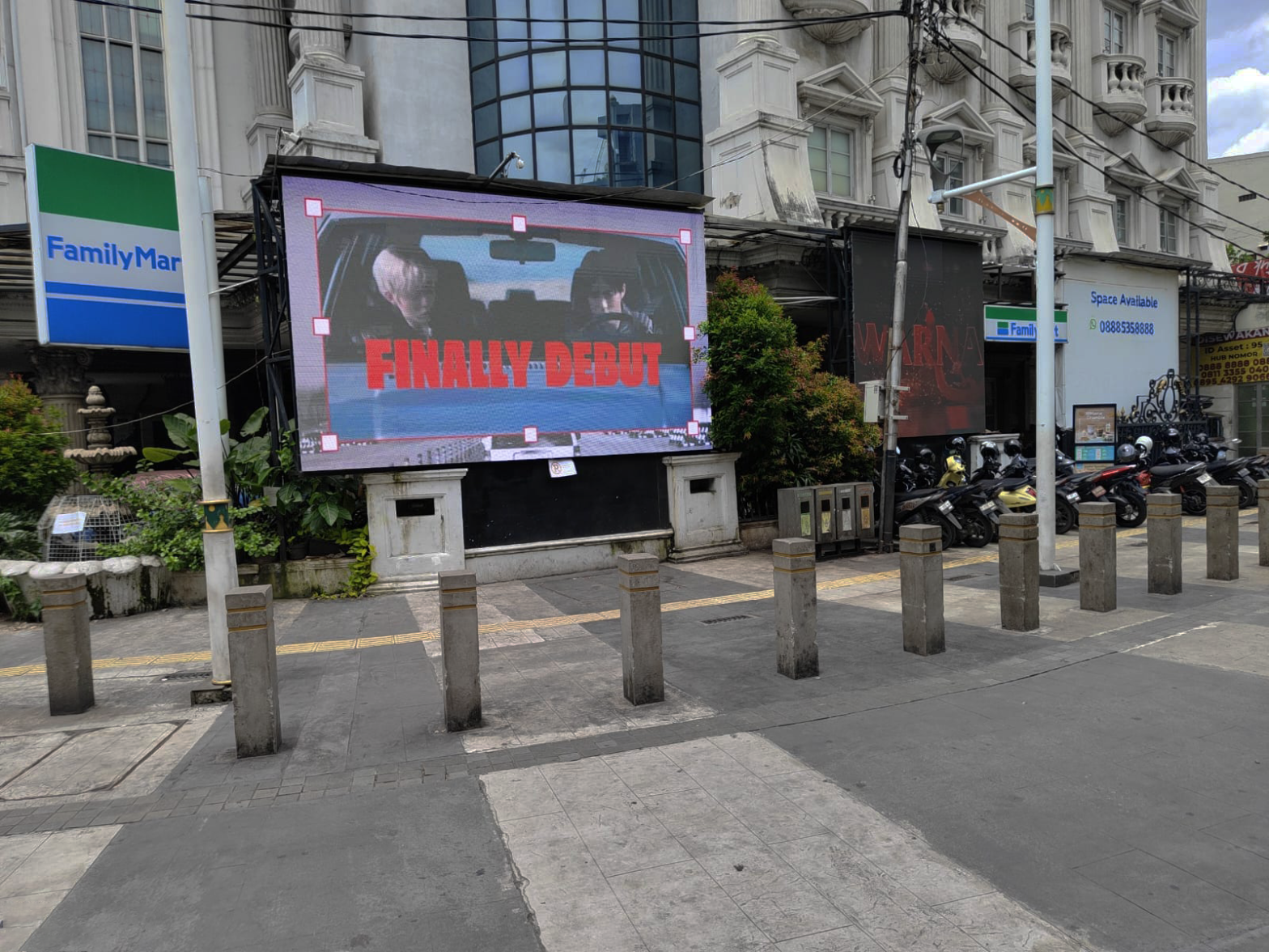 Media Out Of Home LED Jakarta di Stasiun Sudirman oleh Warna Warni Media untuk campaign fanbase K-pop