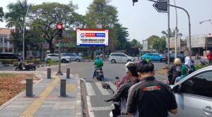 Kenapa Billboard yang Terlalu Ramai Justru Sulit Diingat?