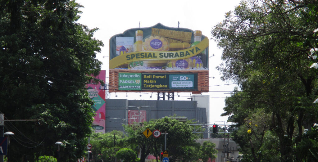 Kenapa Memilih Billboard untuk Campaign di Surabaya?