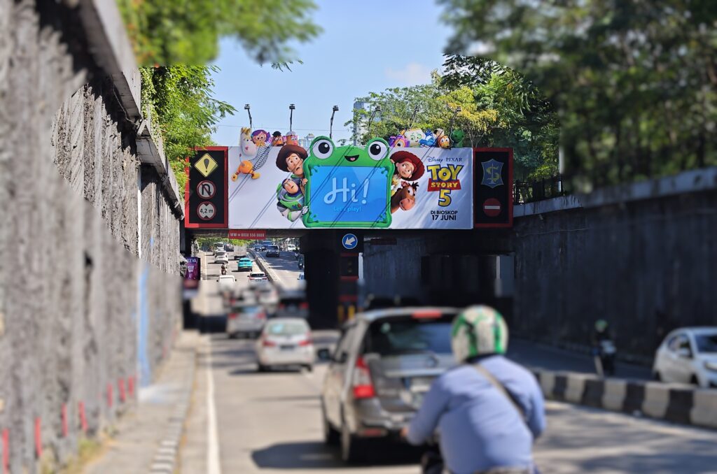 billboard dengan desain yang terlalu ramai
